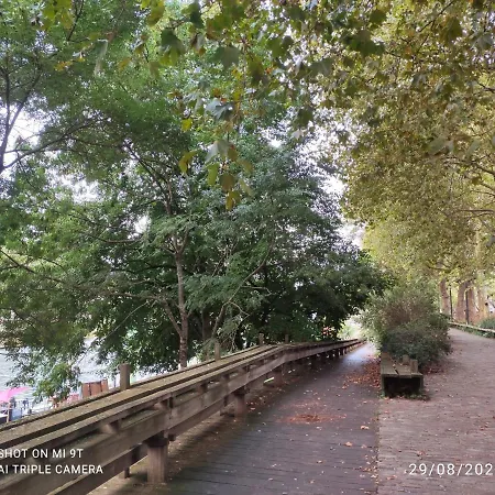 Apartment A 5 Min De Paris , Calme,au Pied Du Metro Et Tres Bien Equipe *