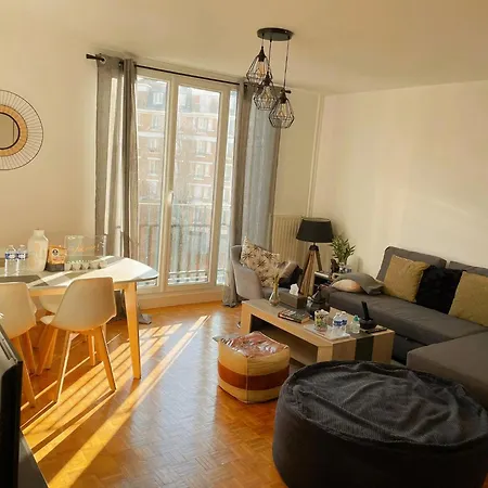 A 5 Min De Paris , Calme,au Pied Du Metro Et Tres Bien Equipe Apartment